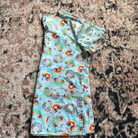 Scrub tops - Picture 2 of 2